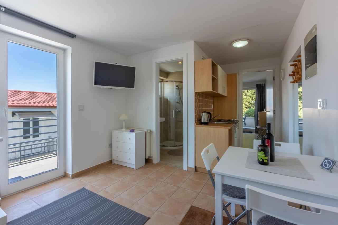 Apartment Vito Njivice Bagian luar foto